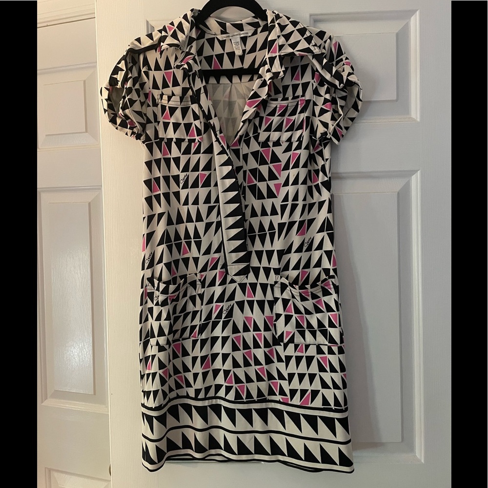 100% silk collared Diane von Furstenberg dress. White, black and pink details.